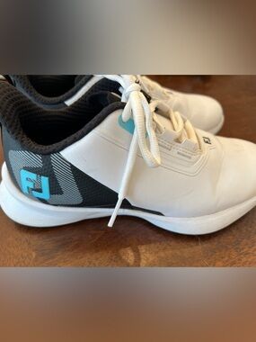 FootJoy Junior Golf Shoes Size 4 White Spikeless Traction